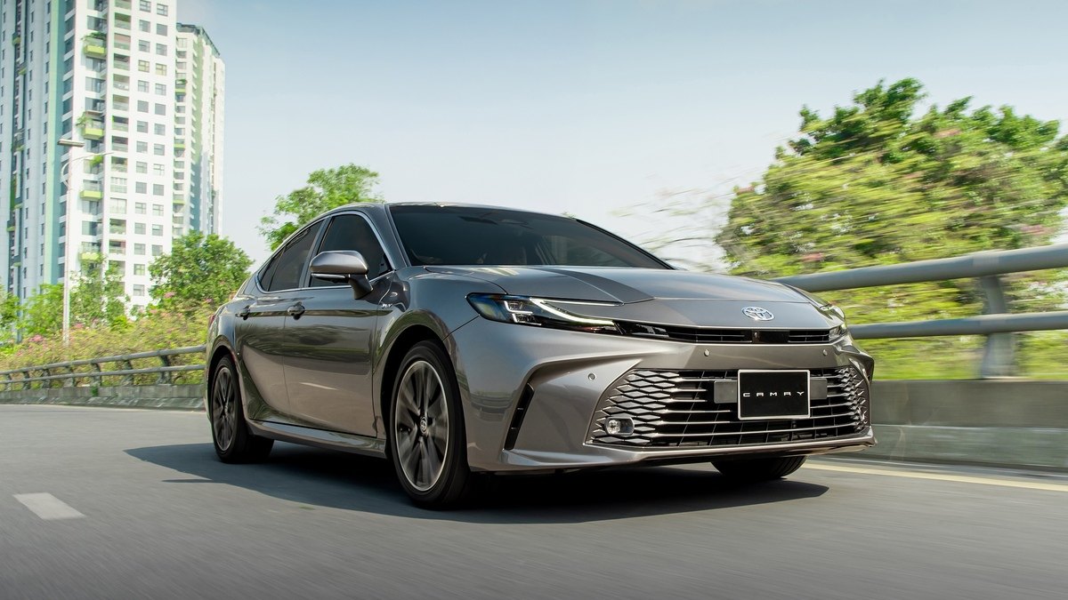 So sánh Toyota Camry HEV Premium và HEV Luxury