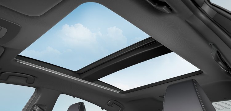 Cửa sổ trời toàn cảnh trên Toyota Camry HEV Luxury