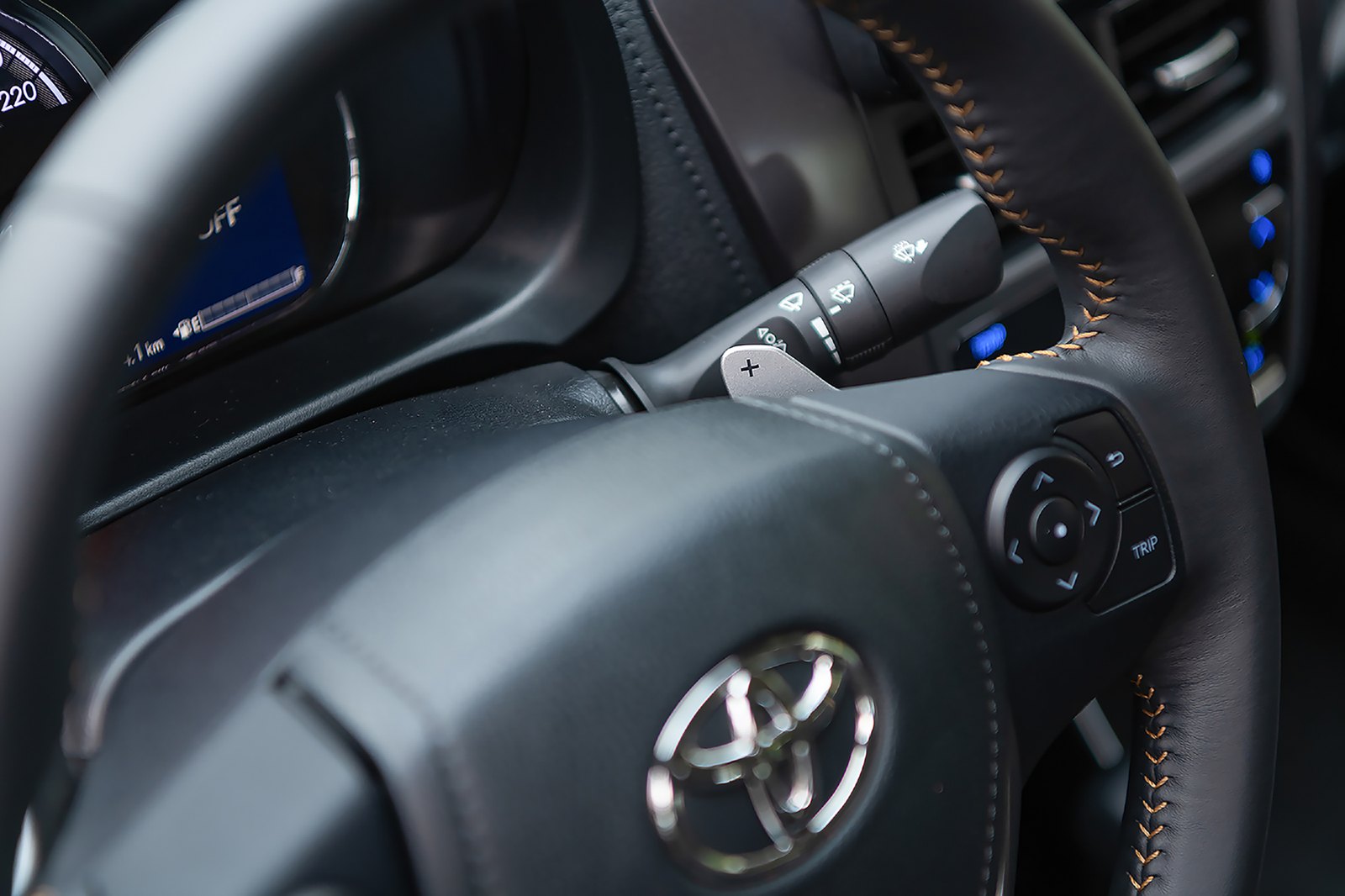 So sánh Toyota Vios và Honda City 2026: sedan hạng B nào đáng mua hơn? 3 So sánh Toyota Vios và Honda City 2026: sedan hạng B nào đáng mua hơn? Vô-lăng và khoang lái Toyota Vios bản nâng cấp